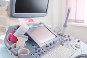 En VIH/SIDA es una epidemia de nivel mundial de la cual Chile no está ajeno. Si observamos el contexto mundial, apreciaremos que la epidemiologia de esta enfermedad ha ido cambiando, ya que gracias al desarrollo y difusión de las terapias antiretrovirales altamente efectivas, ha ocurrido un significativo aumento en la expectativa de sobrevida de estos pacientes. De esta forma patologías asociadas que antes probablemente permanecían subdiagnosticadas, en la actualidad se hacen más evidentes.